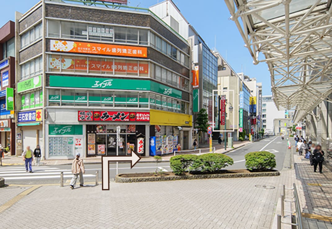 横断歩道とクリニックステーション看板